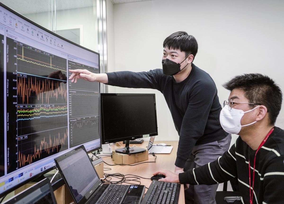 ▲SK텔레콤은 이번 MWC 22 전시관 ‘5G & Beyond’ 주제 전시를 통해 5G 단독모드(SA·Stand Alone) 상용망 장비 환경에서 ‘5G 옵션4’ 기술을 검증한 사례를 선보인다고 24일 밝혔다. (사진제공=SK텔레콤)