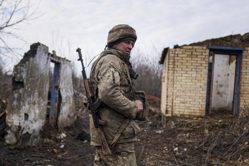 ▲우크라이나 군인이 동부 반군 장악 지역 인근서 경계를 서고 있다. AP연합뉴스
