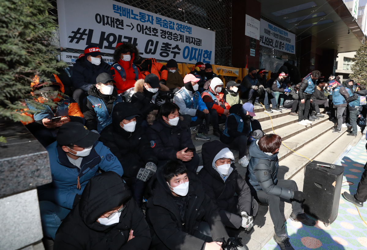 ▲전국택배노동조합(택배노조)이 24일 오전 서울 중구 CJ대한통운 본사 앞 농성장에서 비상대기하고 있다. (연합뉴스)