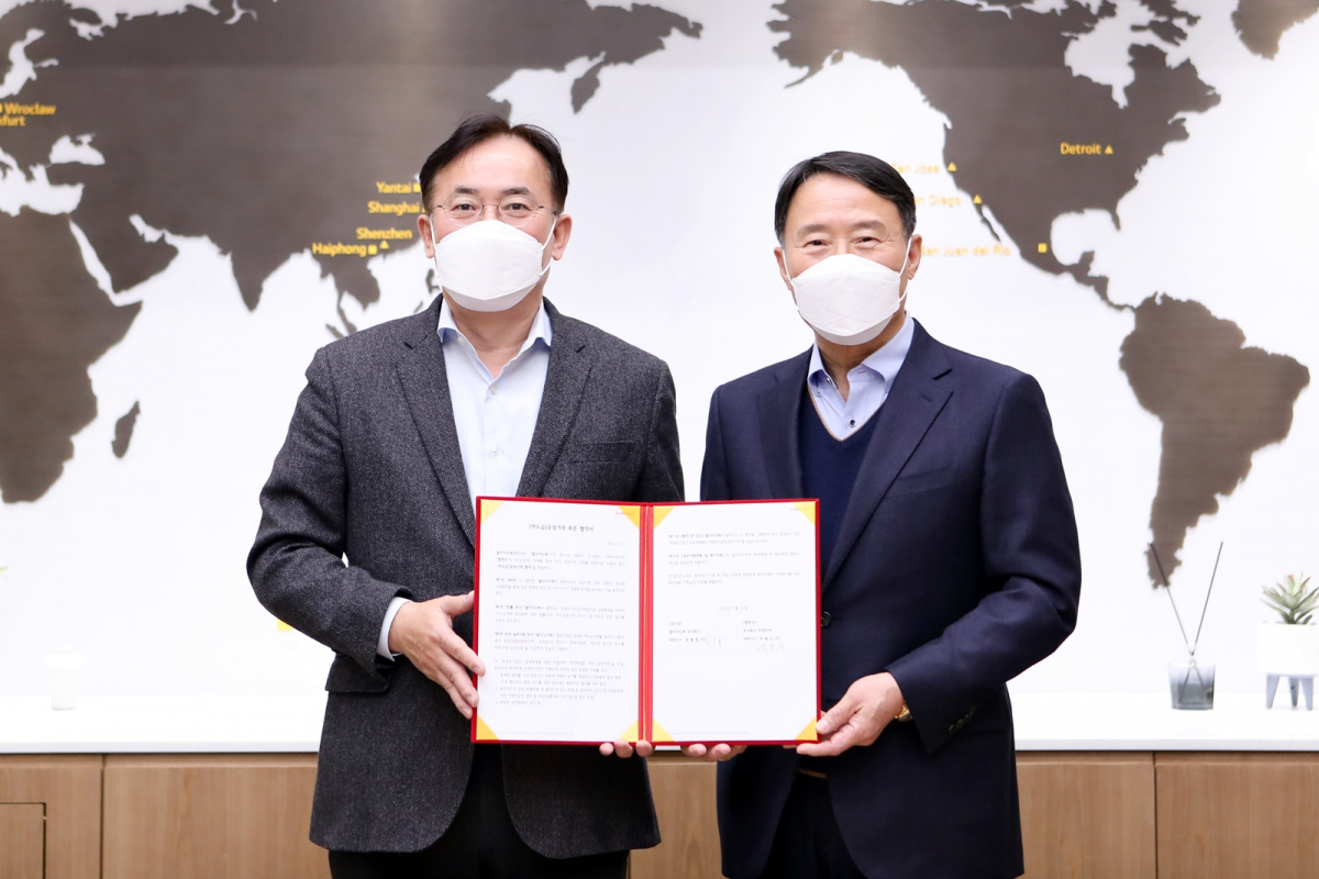 ▲LG이노텍이 24일 온라인으로 협력사와의 공정거래 및 상생을 위한 ‘2022 동반성장 상생데이’를 개최했다. 정철동 LG이노텍 사장(왼쪽), 박용순 ㈜티케이씨 대표(오른쪽) (사진제공=LG이노텍)