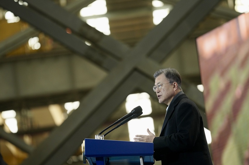 ▲<YONHAP PHOTO-4452> 인사말 하는 문재인 대통령    (군산=연합뉴스) 안정원 기자 = 문재인 대통령이 24일 전북 군산시 현대중공업 군산조선소에서 열린 군산조선소 재가동 협약식에서 인사말을 하고 있다. 2022.2.24jeong@yna.co.kr/2022-02-24 13:09:32/<저작권자 ⓒ 1980-2022 ㈜연합뉴스. 무단 전재 재배포 금지.>