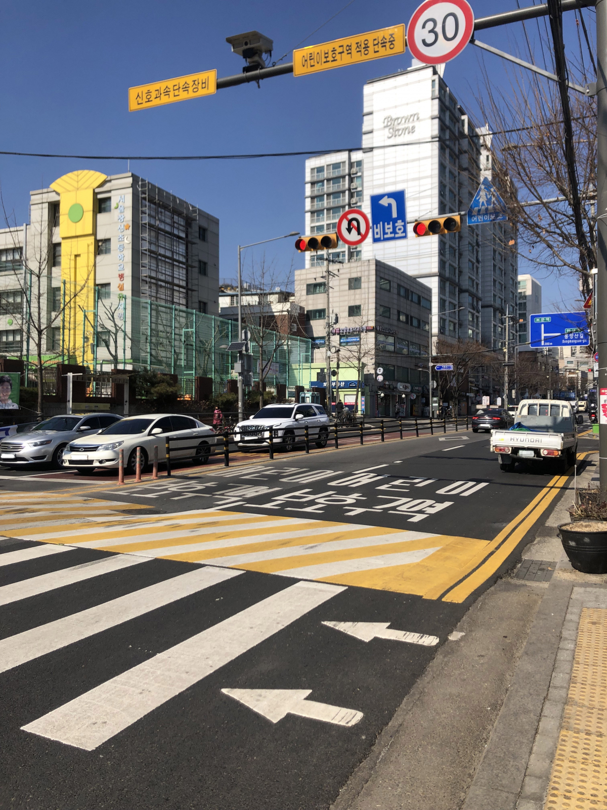 ▲24일 오후 1시 종로구 창신초등학교 어린이보호구역에 불법 정차된 차량이 10여분이 지나도록 출발하지 않고 있다.  (김채빈 수습기자 chaebi@)