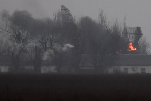 ▲우크라이나 공항 인근에서 화염이 치솟고 있다. 마리우폴/로이터연합뉴스