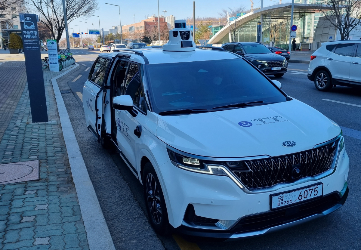 ▲자율주행차는 일반 자동차와 비슷해 보였지만 자세히 살펴보니 곳곳에 카메라가 눈에 띄었다. (김상영 수습기자 ksy2291@)