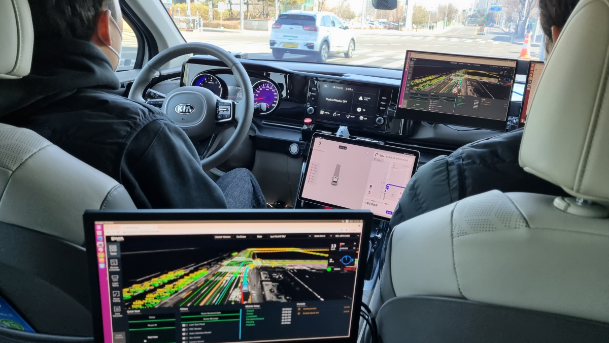 ▲자율주행차 운전석 안전요원은 "운전석에서 손발이 모두 떨어진 걸 보고 손님들이 신기해 한다"고 말했다.  (김상영 수습기자 ksy2291@)