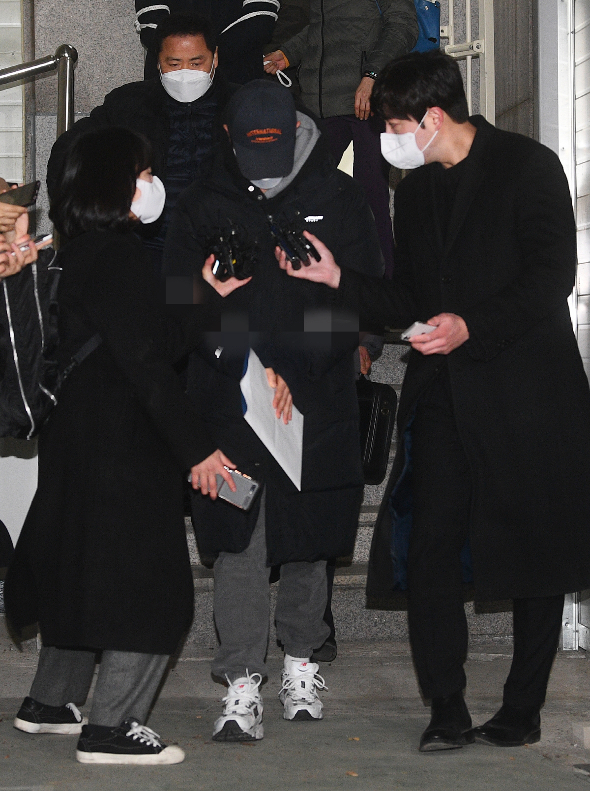 ▲회삿돈 245억원을 횡령한 혐의로 구속된 계양전기 재무팀 직원 김모씨가 25일 오전 서울 강남구 수서경찰서에서 검찰에 송치되고 있다. (뉴시스)