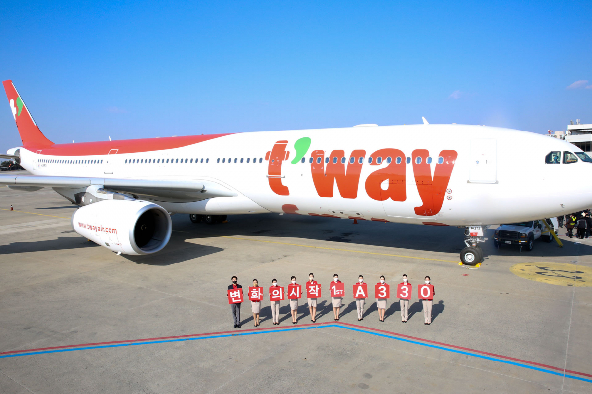 ▲티웨이항공이 A330-300 1호기 도입을 기념해 24일 오후 김포공항 주기장에서 도입 환영식을 진행하고 있다. (사진제공=티웨이항공)