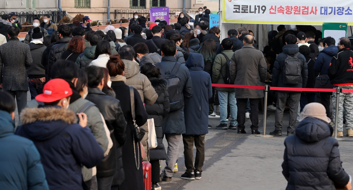 ▲25일 오전 서울 중구 서울역광장 임시선별검사소에서 시민들이 검사를 받기 위해 대기하고 있다. (뉴시스)