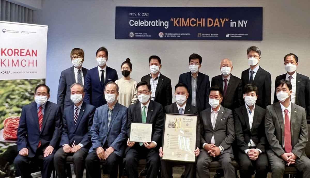 ▲지난해 11월 김춘진 한국농수산식품유통공사 사장(첫째 줄 왼쪽에서 네 번째), 론 킴 하원의원(첫째 줄 왼쪽 다섯 번째) 등이 뉴욕 한인회와 '뉴욕주 김치의 날 제정' 추진을 선언하고 있다. (사진제공=한국농수산식품유통공사(aT))