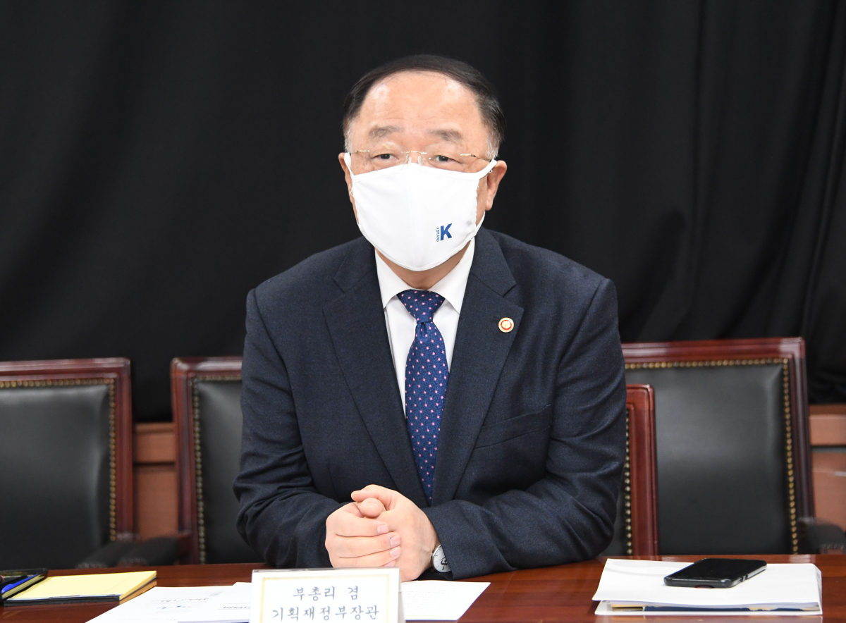 ▲홍남기 경제부총리 겸 기획재정부 장관이 2월 25일 서울 광화문 정부서울청사에서 열린 '대외경제 전문가 간담회'를 주재, 모두발언을 하고 있다. (사진제공=기획재정부)