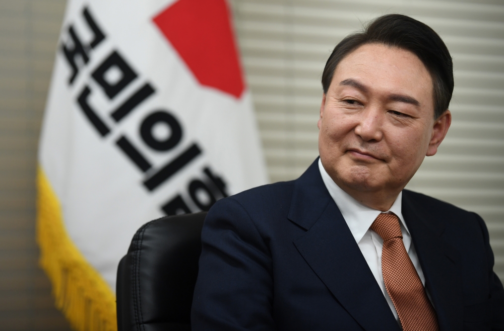 ▲윤석열 국민의힘 대선후보가 24일 서울 영등포구 국민의힘 당사에서 짐 로저스 로저스홀딩스 회장을 접견, 대화를 나누고 있다. 신태현 기자 holjjak@ (이투데이DB)