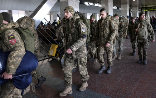 ▲우크라이나 군인들이 25일(현지시간) 수도 키예프 기차역을 걷고 있다. 키예프/로이터연합뉴스
