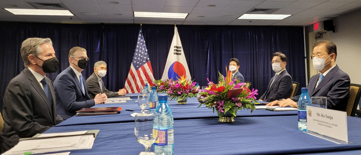 ▲정의용 외교부 장관과 토니 블링컨 미 국무장관이 12일(현지시간) 하와이 아태안보연구소에서 한반도 현안에 대해 논의하고 있다. (연합뉴스)