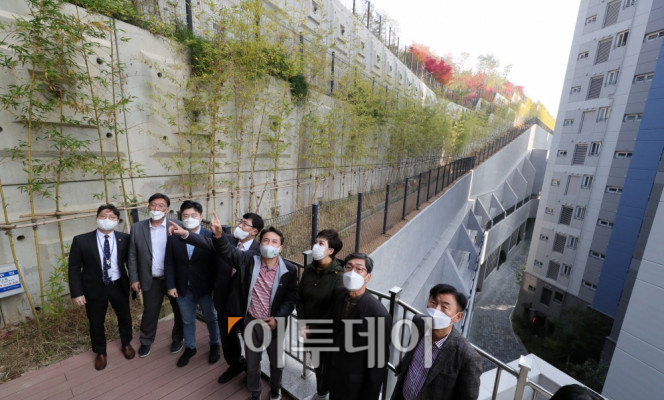 ▲김진태 국민의힘 국민검증특별위원장과 김은혜 의원 등이 지난해 11월2일 경기도 성남시 백현동의 이른바 '옹벽 아파트'를 찾아 현장을 둘려보고 있다. 국회사진취재단  (이투데이DB)
