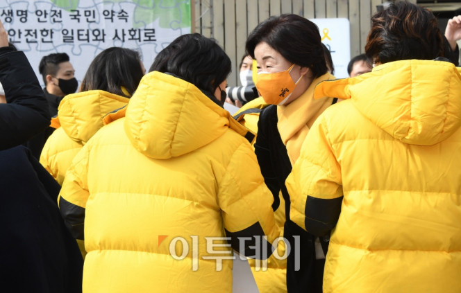 ▲정의당 심상정 대선후보는 9일 서울 태평로 서울시의회 앞 '임시 기억공간' 마당에서 열린#지워진_사람들 대구지하철참사 19주기 추모식 및 대선후보 생명안전 국민약속식에 참석했다. 국회사진취재단 (이투데이DB)