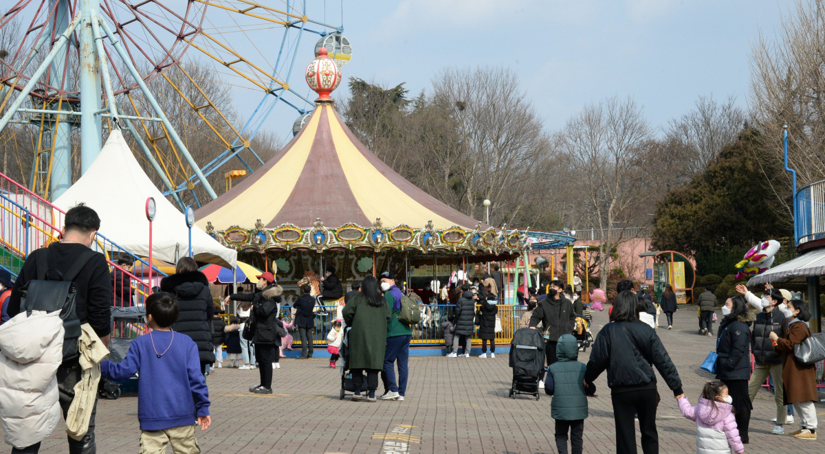 ▲포근한 날씨가 이어진 26일 전북 전주시 전주동물원 드림랜드가 관광객들로 북적이고 있다. (뉴시스)