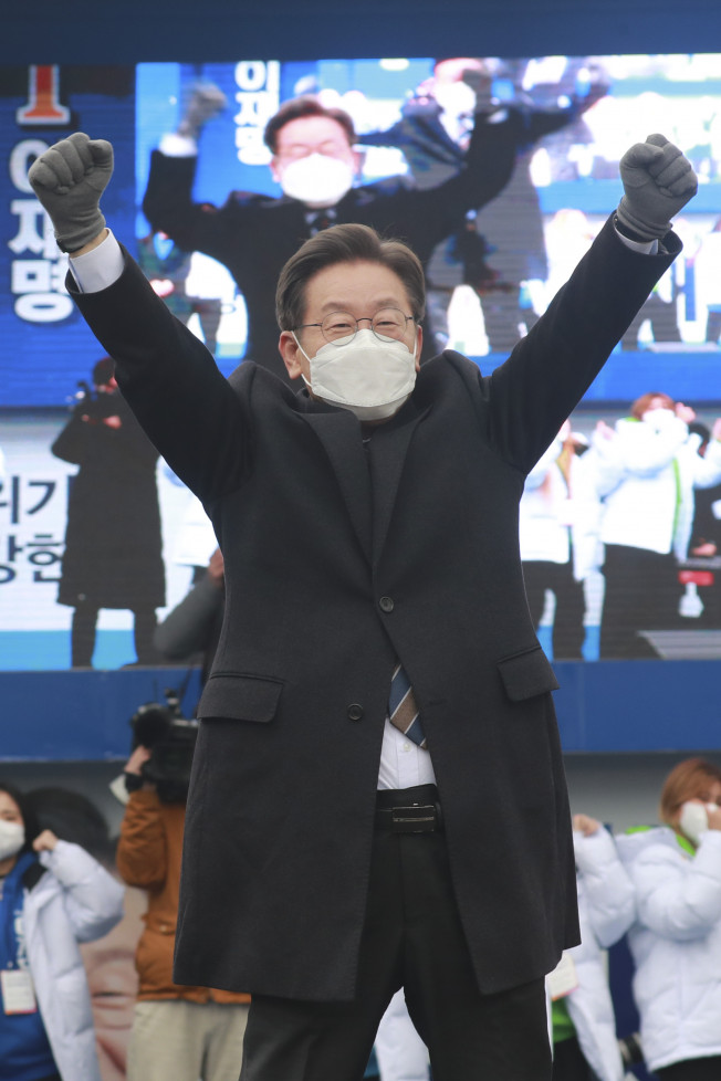 ▲더불어민주당 이재명 대선후보가 26일 경기도 고양시 일산문화공원에서 열린 '고양의 수도권 서북부 경제 중심지 도약을 위해!' 고양 집중 유세에서 지지자에게 인사하고 있다.  (연합뉴스)