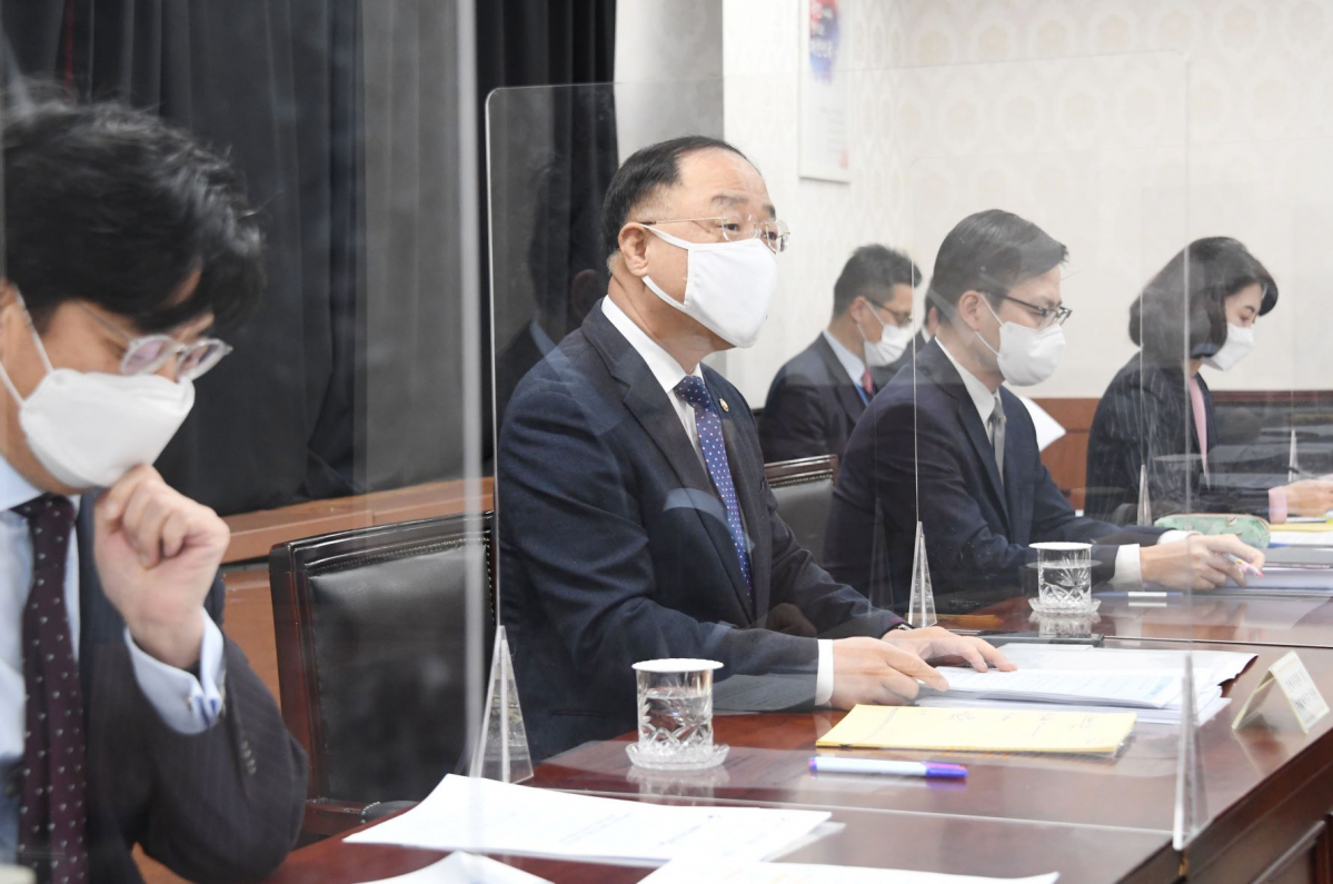 ▲홍남기 경제부총리 겸 기획재정부 장관이 25일 서울 광화문 정부서울청사에서 우크라이나 사태와 관련 관계장관회의(녹실회의)를 주재하고 모두발언을 하고 있다(자료사진). (사진제공=기획재정부)