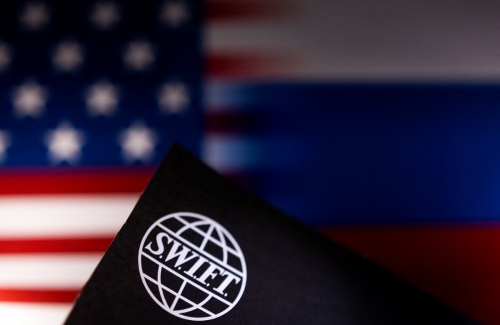▲국제은행간통신협회(SWIFT·스위프트) 로고가 미국과 러시아 국기를 배경으로 보인다. 로이터연합뉴스
