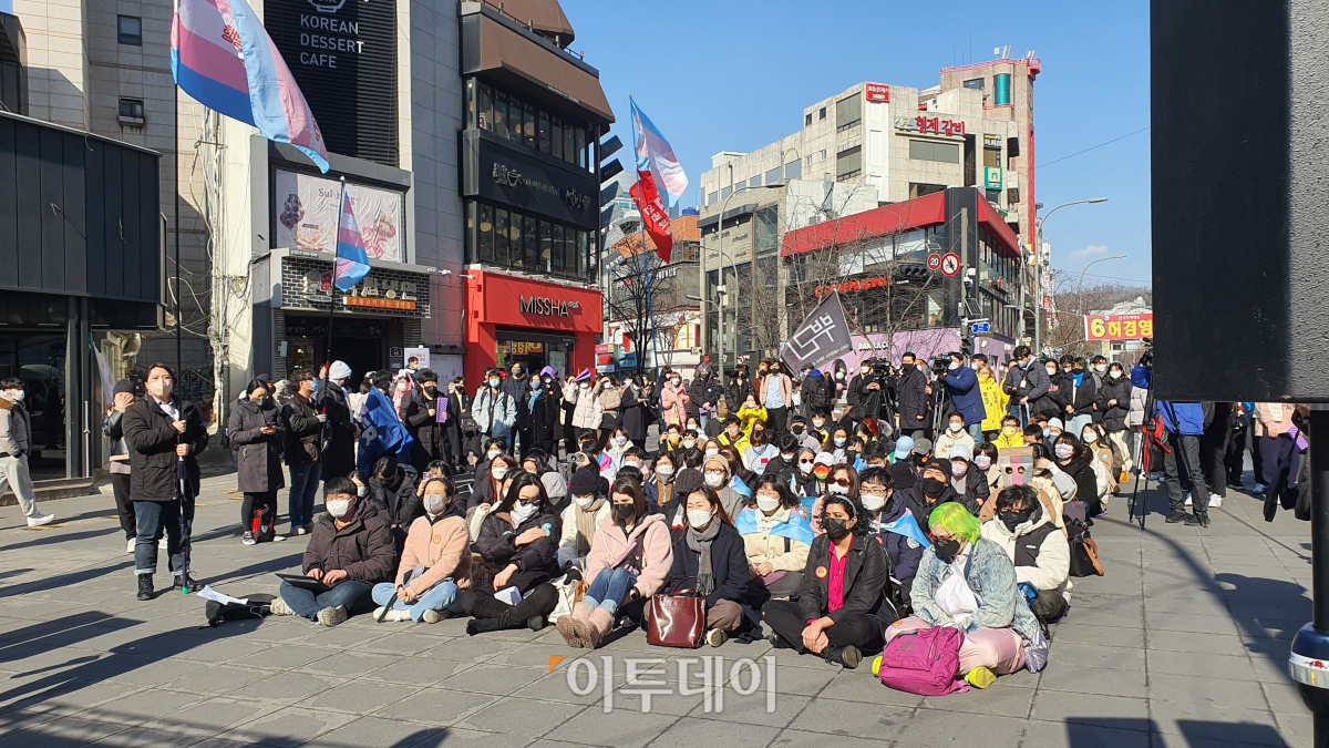 ▲변희수 하사의 복직과 명예 회복을 위한 공동대책위원회(공대위)가 27일 신촌 유플렉스 앞 광장에서 변 하사 1주기를 추모하는 문화제를 열었다. (유혜림 기자 wiseforest@)