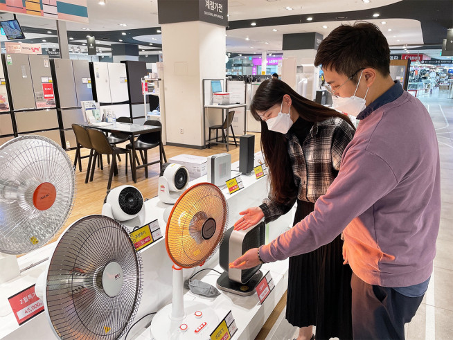 ▲전자랜드 파워센터 용산본점에서 고객들이 난방 가전을 살펴보고 있다 (사진제공=전자랜드)