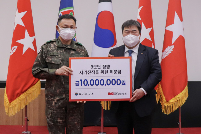 ▲여운태 8군단장(중장)과 이훈복 대한토지신탁 대표가 25일 위문금 전달식 직후 기념촬영을 하고 있다. (자료제공=대한토지신탁)