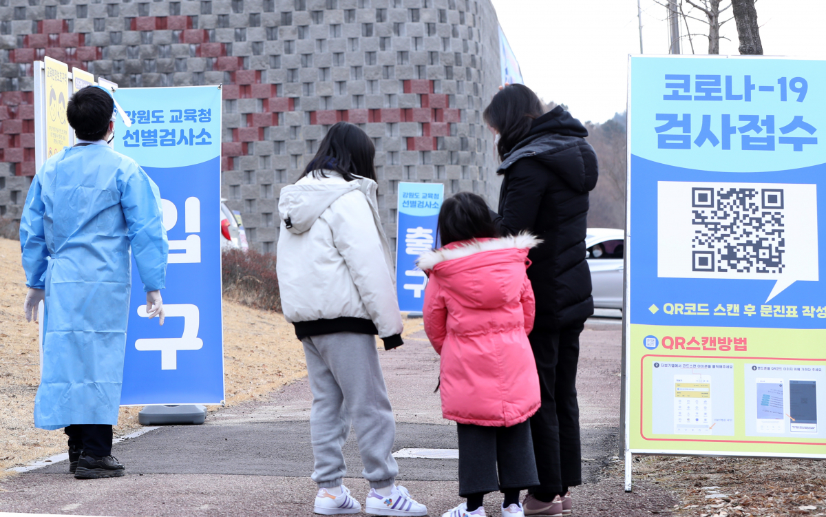 ▲전국 대부분 초·중·고등학교 개학을 이틀 앞둔 28일 강원 춘천시 강원체육고등학교 인근에 마련된 강원도교육청 신종 코로나바이러스 감염증(코로나19) 선별검사소에서 학생과 보호자들이 검사를 기다리고 있다. (연합뉴스)