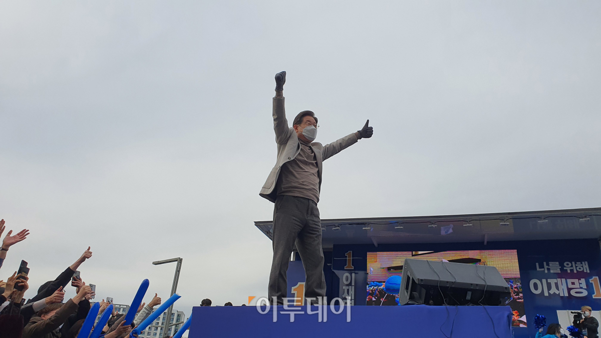 ▲이재명 더불어민주당 대선후보가 28일 동대구역 앞 유세현장에서 시민들과 만나고 있다. (대구=유혜림 기자 wiseforest@)