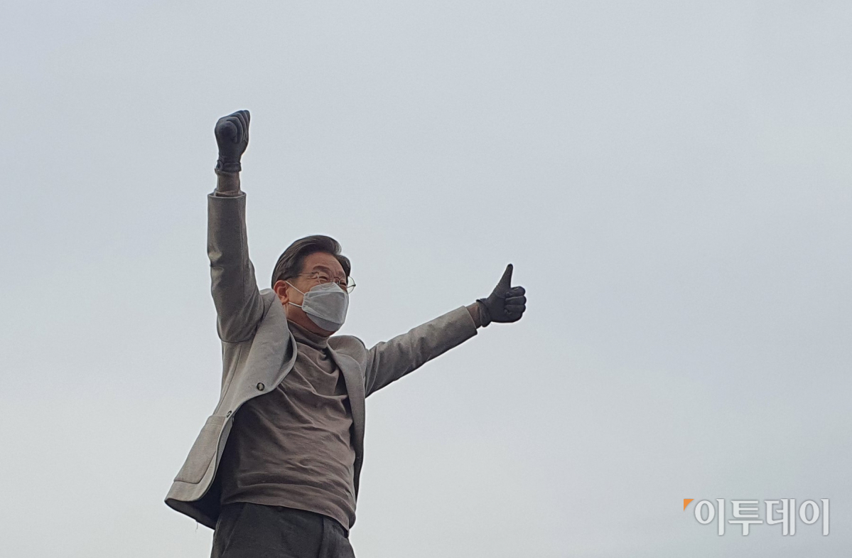 ▲이재명 더불어민주당 대선후보가 28일 동대구역 앞 유세현장을 찾아 시민들과 만나고 있다.  (대구=유혜림 기자 wiseforest@)