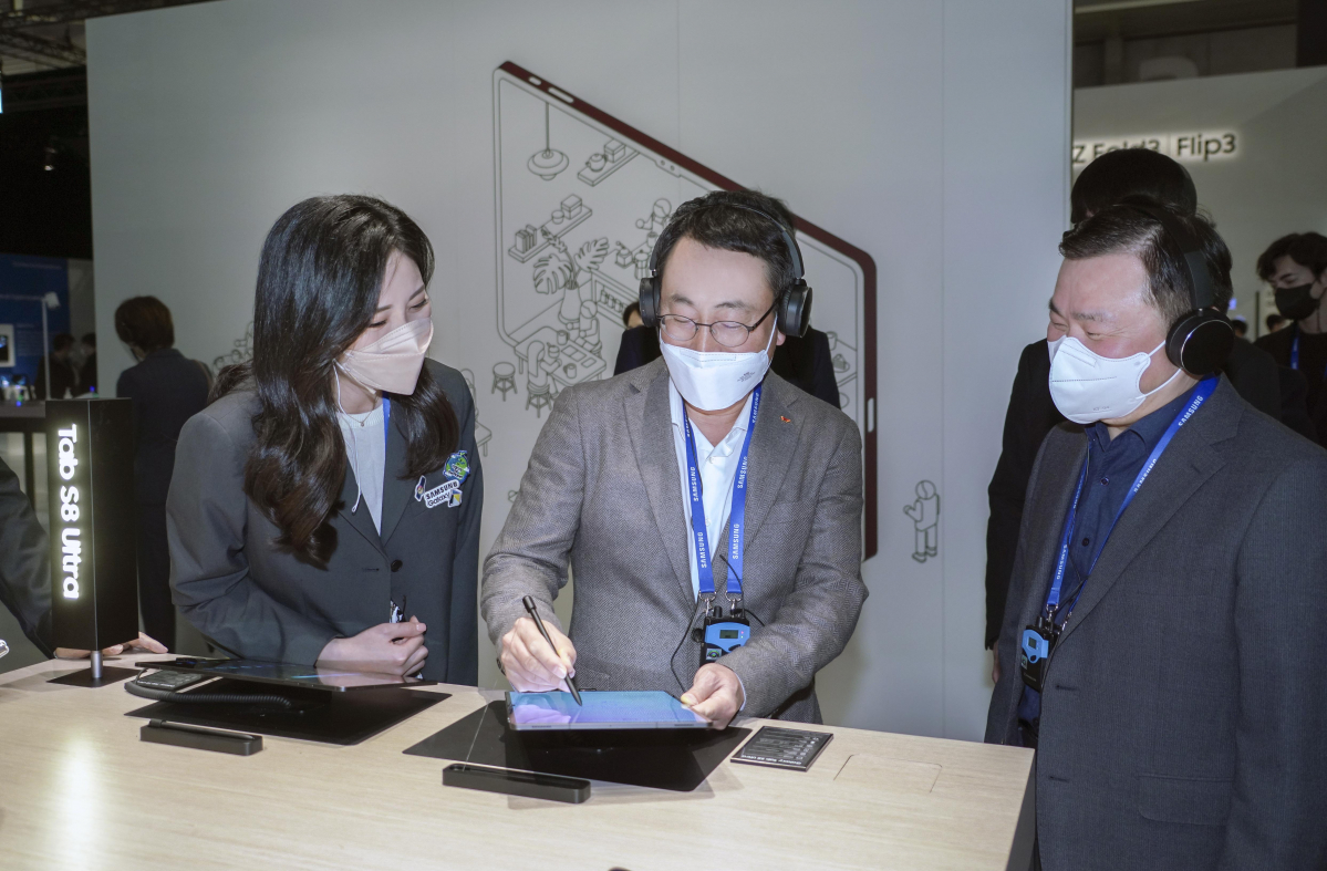 ▲28일(현지시간) 스페인 바르셀로나에서 개막한 모바일월드콩크레스(MWC) 2022에서 유영상 SK텔레콤 사장이 삼성전자 노태문 사장과 삼성전자 부스를 둘러보고 있다. (연합뉴스)