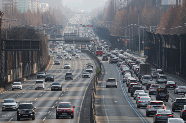 ▲설 연휴인 1월 31일 오후 서울 서초구 잠원IC에서 바라본 경부고속도로 하행선(오른쪽)이 차량들로 붐비고 있다. (뉴시스)