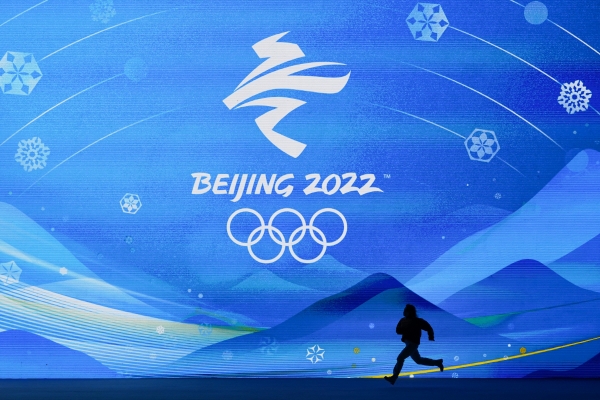 ▲중국 베이징에서 1일 대회 관계자가 메달 시상식 리허설 도중 달려가고 있다. 베이징/AP뉴시스
