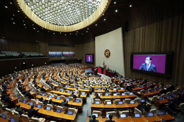 ▲김부겸 국무총리가 27일 오후 국회에서 열린 본회의에서 2022년 1차 추경안 시정연설을 하고 있다.  (연합뉴스)