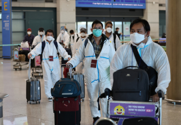 ▲2일 오후 영종도 인천국제공항 제1여객터미널에서 방역복을 입고 입국하는 해외 입국자들.  (연합뉴스)