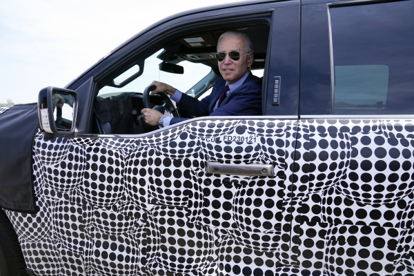 ▲조 바이든 미국 대통령이 지난해 5월 18일 미시간주 디어본 포드 공장에서 신형 전기차 트럭 F-150을 운전하고 있다. 디어본/AP뉴시스
