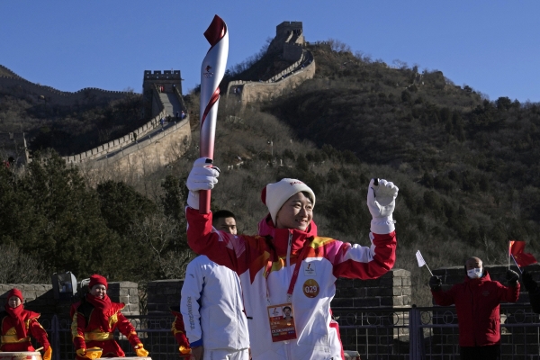 ▲중국 베이징 외곽 만리장성에서 3일 태권도 올림픽 금메달리스트인 우징위가 성화를 봉송하고 있다. 베이징/AP연합뉴스 
