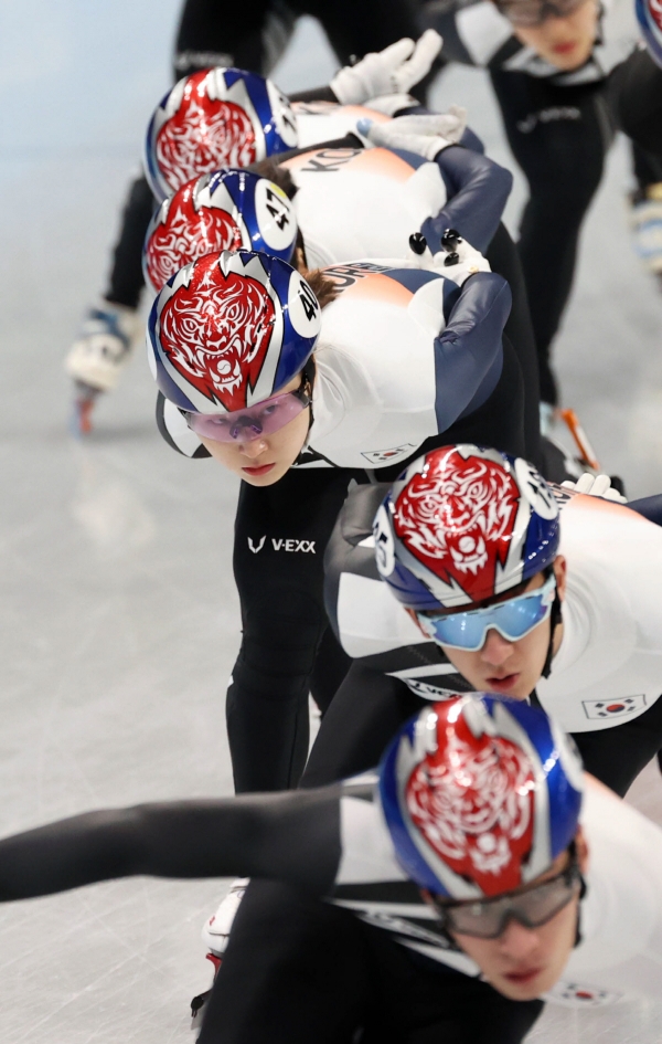 ▲(뉴시스) 쇼트트랙 국가대표팀 최민정(성남시청)과 선수들이 3일 오후 중국 베이징 캐피탈 실내경기장에서 2022 베이징동계올림픽대회를 앞두고 훈련을 하고 있다.
