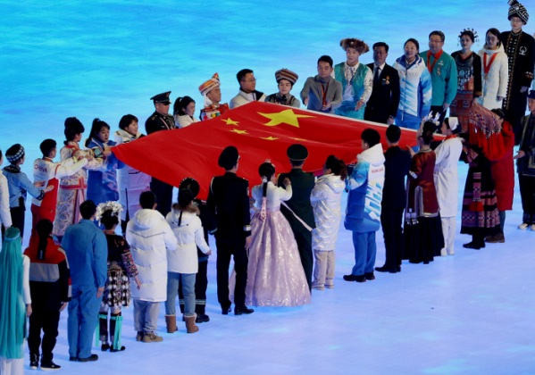 ▲4일 오후 중국 베이징 국립 경기장에서 열린 2022 베이징 동계올림픽 개막식에서 한복을 입은 한 공연자가 중국 국기인 오성홍기 입장식에 참여하고 있다. (뉴시스)