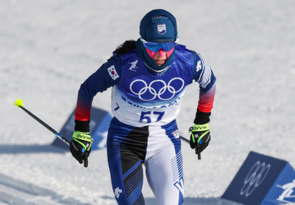 ▲이채원이 5일 오후 중국 허베이성 장자커우 국립 크로스컨트리 스키 센터에서 열린 2022 베이징 동계올림픽 크로스컨트리 스키 여자 7.5km+7.5km 스키애슬론 경기에서 역주하고 있다.     