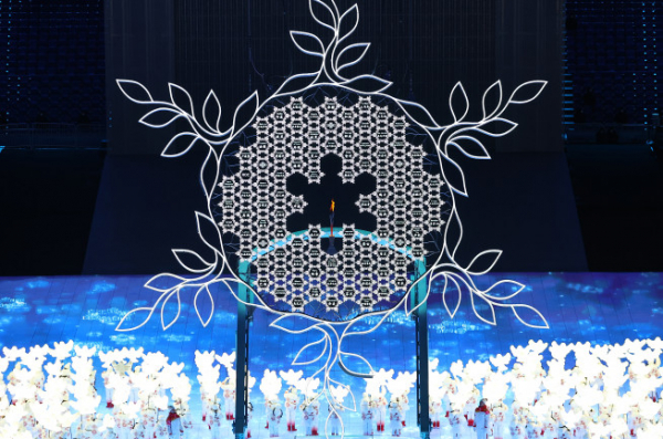 ▲4일 오후 중국 베이징 국립경기장에서 열린 2022 베이징 동계올림픽 개회식에서 성화가 봉송되고 있다.