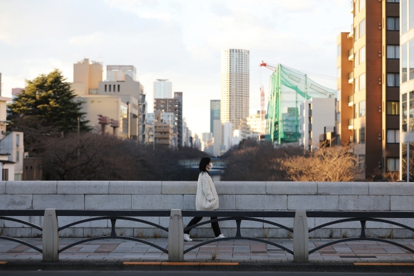 ▲일본 도쿄에서 마스크를 쓴 한 여성이 다리를 건너고 있다. 도쿄/신화뉴시스
