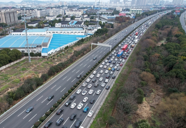 ▲중국 춘제(설) 연휴 마지막 날인 6일 장쑤성 우시 인근 고속도로에서 상하이로 향하는 차량이 길게 늘어서 있다. 우시/신화연합뉴스 
