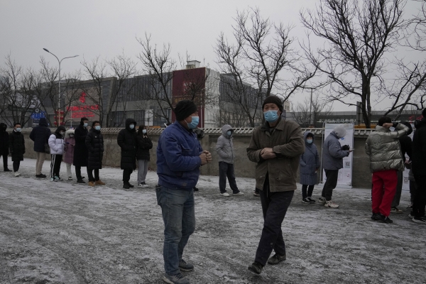 ▲중국 베이징에서 1월 21일 주민들이 신종 코로나바이러스 감염증(코로나19) 검사를 받기 위해 길게 줄을 서고 있다. 베이징/AP뉴시스
