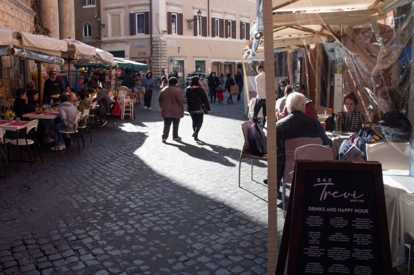 ▲이탈리아 로마의 레스토랑에서 7일(현지시간) 사람들이 식사하고 있다. 로마/EPA연합뉴스 
