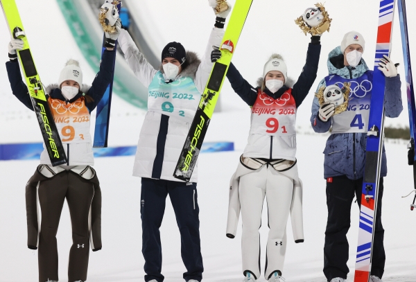 ▲2022 베이징 동계올림픽 스키점프센터에서 열린 혼성 스키점프 노멀힐 결승에서 우승한 슬로베니아팀. 장자커우/EPA연합뉴스
