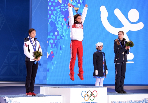 ▲피겨 여왕 김연아는 2014년 소치올림픽에서 완벽한 연기를 펼치고도 석연찮은 판정으로 은메달을 목에 걸었습니다. 하지만 그는 1위인 러시아의 아델리나 소트니코바에게 축하의 인사를 건네 금빛보다 더 빛난 인상을 남겼습니다.
 (뉴시스)