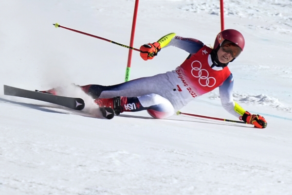 ▲7일 열린 2022 베이징 동계올림픽 스키 알파인 여자 대회전 1차 시기에서 미케일라 시프린(미국)이 균형을 잃고 넘어지고 있다. (연합뉴스)