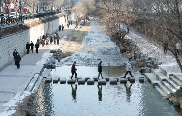 ▲(연합뉴스) 8일 오후 서울 청계천에서 시민들이 산책을 즐기고 있다.
