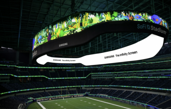 ▲미국 내셔널 풋볼리그(NFL) 결승전이 열리는 LA 소파이(SoFi) 경기장에 설치된 삼성전자 초대형 LED 스크린. 단일 스크린 기준으로 세계 최대 사이즈다.  (사진제공=삼성전자)