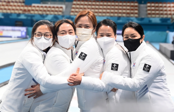▲21일 2022 베이징 동계올림픽 여자 컬링 국가대표팀 미디어데이 및 올림픽 출정식이 열린 강릉컬링센터에서 선수들이 파이팅을 외치며 의지를 다지고 있다.
 (연합뉴스)